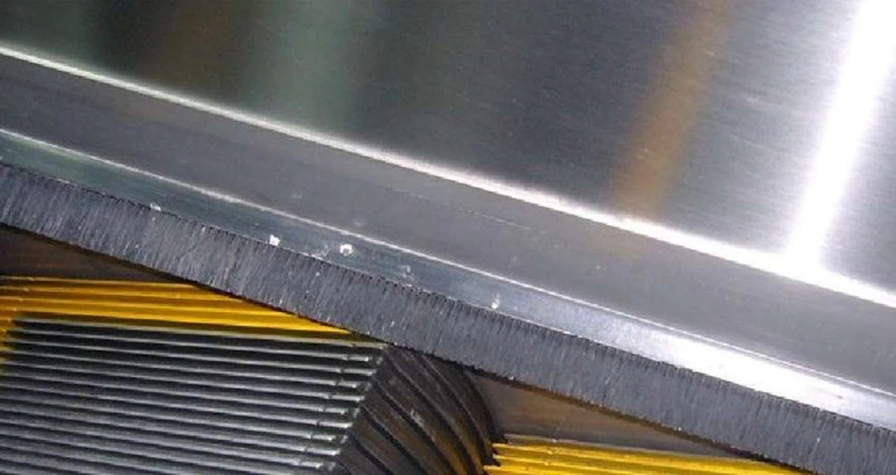 Yürüyen merdivenin kenarındaki fırçalar ne işe yarar?