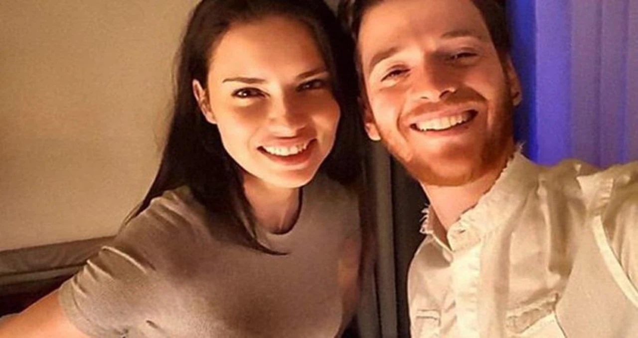 Adriana ve Metin'den yatakta aşk pozu!