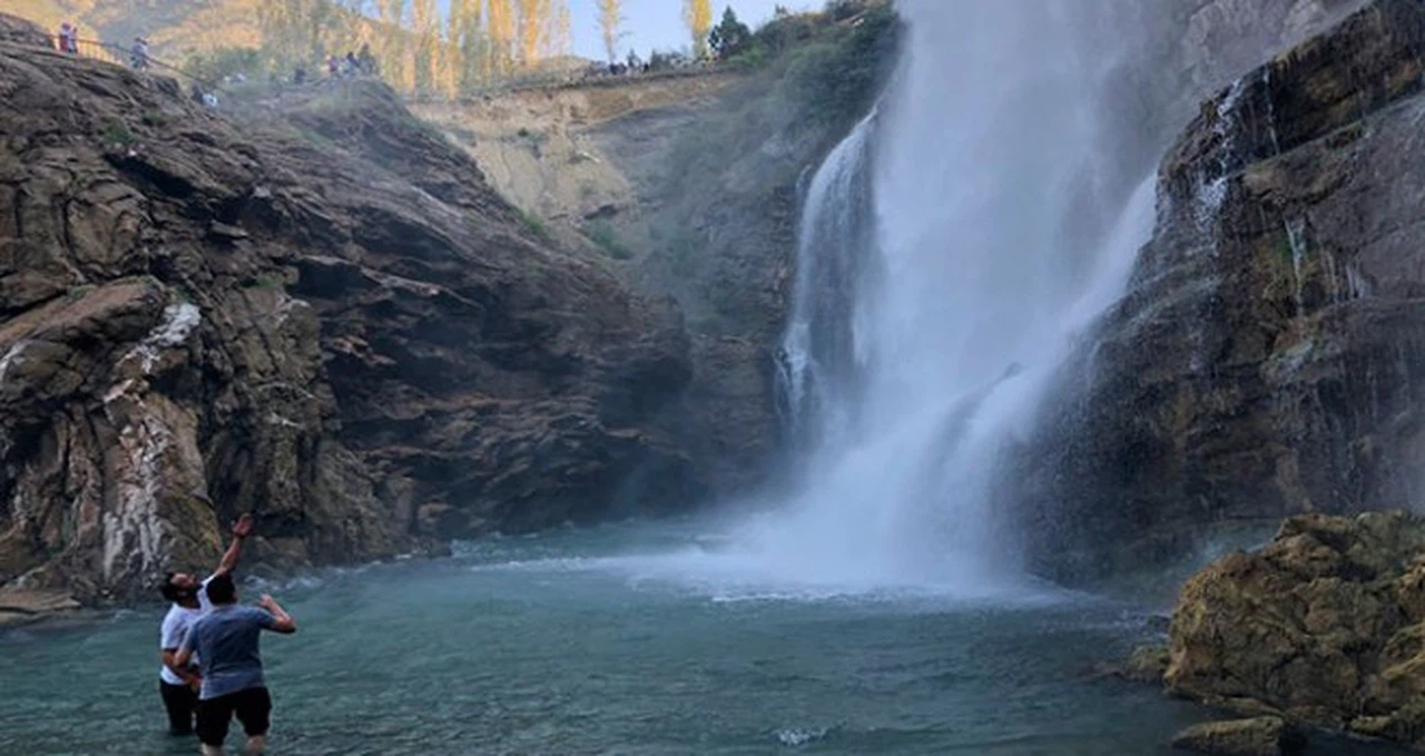 Tortum Şelalesi'ndeki yürüyüş alanında heyelan riski