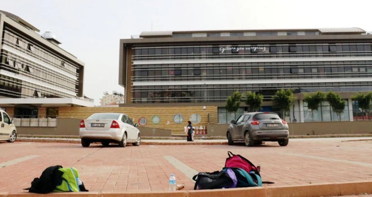 Okullarına haciz gelen öğrencilere sömestr tatili öncesi karne şoku