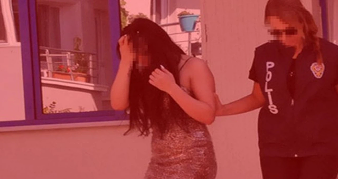 Otostopla fuhuş yapan 2 travestiye gözaltı
