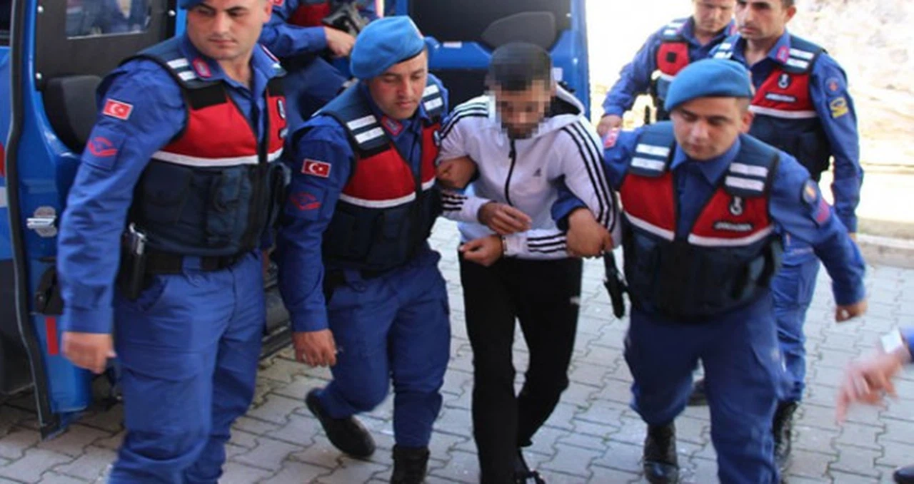 Kula'da 1 kişiyi öldürüp, 1'i polis 2 kişiyi yaralayan zanlı adliyede