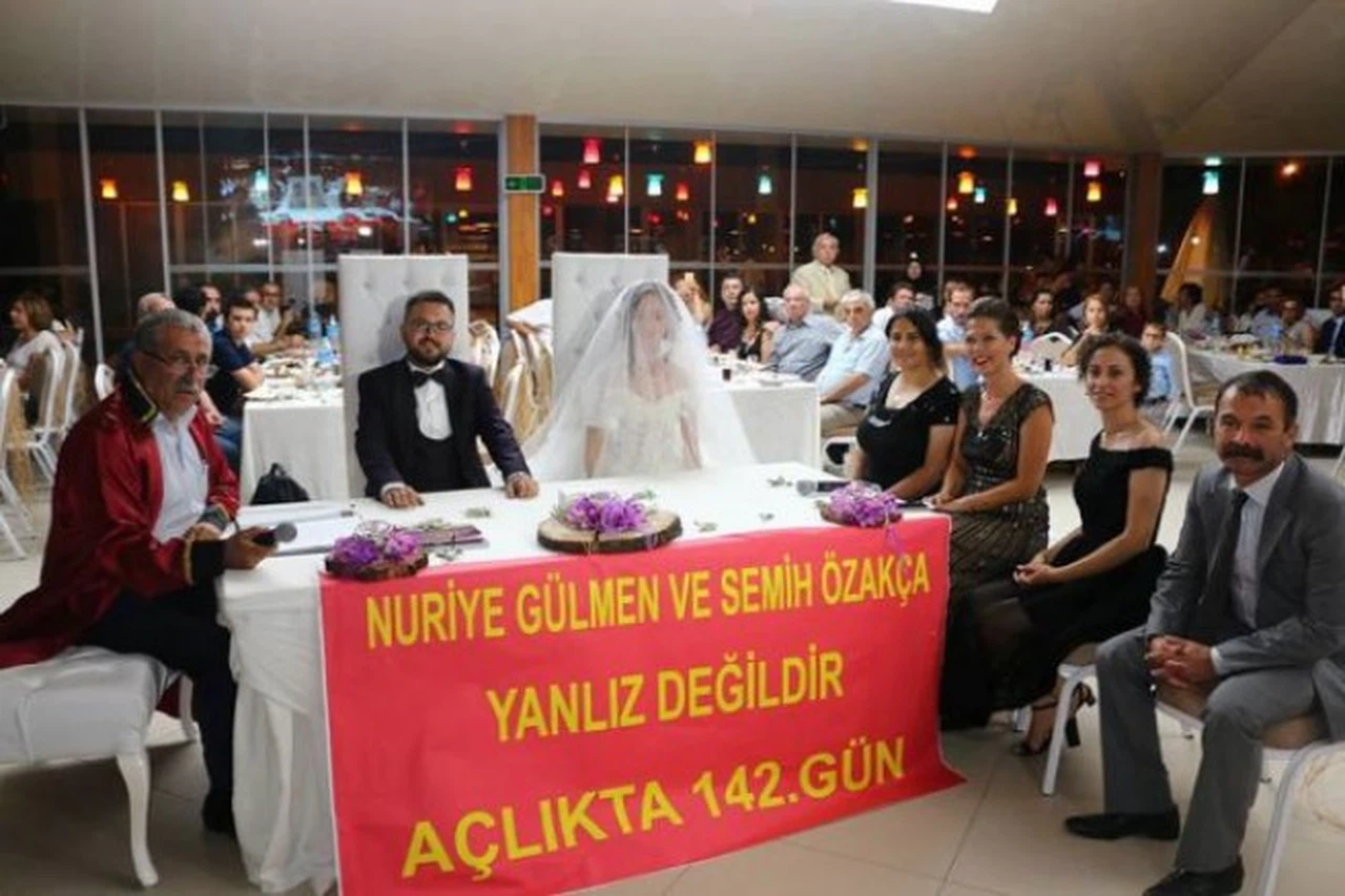 Nuriye ve Semih için nikahta pankart açtılar