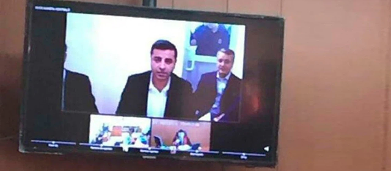 Selahattin Demirtaş, Davutoğlu'na hakaret ettiği iddasıyla hakim karşısında