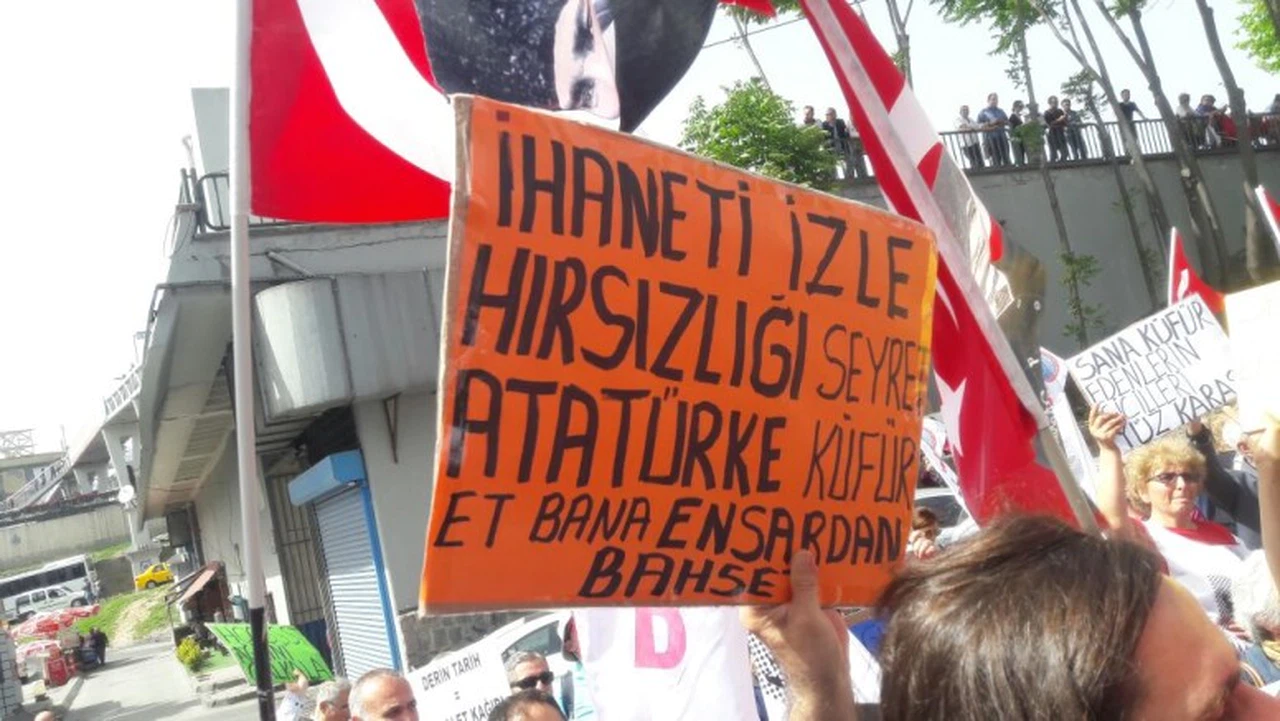 TV Net kanalı önünde Mustafa Kemal Atatürk protestosu - Gazete Kritik