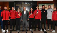 Dünya Taekwondo Şampiyonası'ndan 3 madalya ile dönen sporcular Mansur Yavaş'ı ziyaret etti
