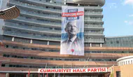 CHP Genel Merkezi'ne "Siyaset zenginleşme aracı değildir" pankartı asıldı