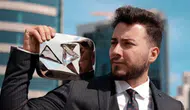 Enes Batur'un Kayıp Plaketini Bulana 1 Milyon TL Ödül İddiası! Yıllar Önce Gökyüzüne Bırakmıştı