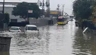 İstanbul'da Sağanak Hayatı Felç Etti! Okulun İstinat Duvarı Çöktü, Yolları ve Binaları Su Bastı