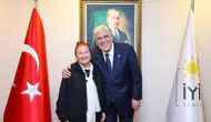 Sanatçı Sabahat Akkiraz'ın İYİ Parti ziyareti sosyal medyayı salladı! İYİ Parti'ye katılacak mı?