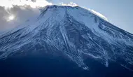 Fuji Dağı'na tırmanan baba, zirveye ulaşmak için küçük oğlunu tek başına bıraktı