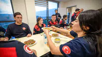 İtfaiye personeli Ramazan'da iftar sofrası kurarken can güvenliği için her an hazır bekliyor