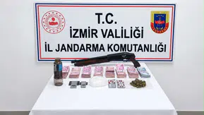İzmir’de uyuşturucu operasyonu: Kokain ve ruhsatsız tüfek ele geçirildi