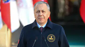 Ali Yerlikaya duyurdu: Kırmızı bültenle aranan 9 kişi Türkiye’ye getirildi