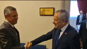 Özgür Özel, Bülent Arınç’ı Meclis’te Ziyaret Ederek Baş Başa Görüştü