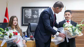 Cemil Tugay koltuğunu çocuklara devretti: İzmir’de 23 Nisan’a umut, barış ve güvenlik mesajı