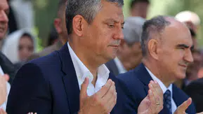Soma faciasının 12’nci yılında hüzünlü anma: CHP lideri Özgür Özel 301 madenciyi kabirleri başında andı