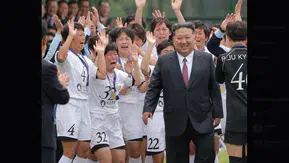 Kim Jong-un, Asya şampiyonu kadın futbolcularla bir araya geldi