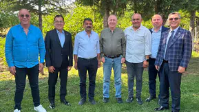CHP'li Belediye Başkanı Zafer Partisi'ne katıldı, Ümit Özdağ rozetini taktı