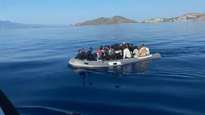 İzmir Menderes açıklarında 18 düzensiz göçmen yakalandı