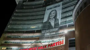 Gülşah Durbay'ın anısına CHP Genel Merkezinde "Acımız tarifsiz" pankartı asıldı