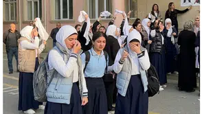 İran Bilim Bakanı'ndan Azerbaycan'daki Başörtülü Kız Öğrencilere Davet