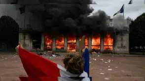 Fransa'da Protestolar Büyüyor: Sokaklar Karıştı, 1200'den Fazla Gözaltı ve 150 Yaralı Polis!