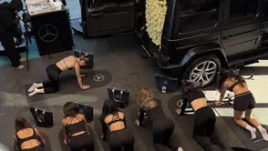 Mercedes'in Ardından Porsche Bayilerinden de Yoga Etkinliği! Lüks Otomobilde Yeni Müşteri Deneyimi