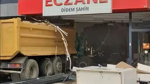İstanbul Pendik'te Hafriyat Kamyonu Eczaneye Daldı! 7 Kişi Yaralandı