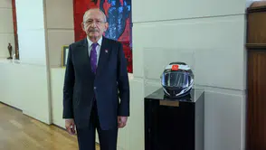 Kılıçdaroğlu, kazada hayatını kaybeden motokurye için emanet edilen kaskı makam odasına koydu