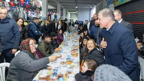 İzmir'de Ramazan coşkusu: 3 bin kişilik iftar sofrasında birlik ve dayanışma vurgusu