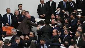 TBMM'de Gürlek'in yemini sırasında AK Parti ve CHP arasında tekme tokat kavga!