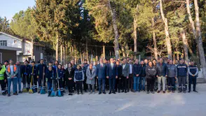 İzmir'de mezarlıklarda Ramazan Bayramı öncesi temizlik ve bakım çalışmaları başladı