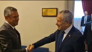 Özgür Özel, Bülent Arınç’ı Meclis’te Ziyaret Ederek Baş Başa Görüştü