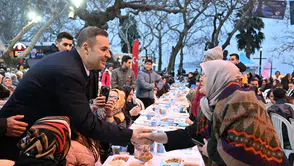 Balıkesir'de Başkan Ahmet Akın, Ramazan iftarında binlerce kişiyle bir araya gelerek birlik mesajı verdi