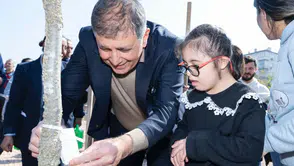 İzmir'de itfaiyecilere ithaf edilen mikro orman dikimi başladı, 10 bin ağaçla şehir yeşilleniyor