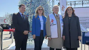 Dünya Böbrek Günü'nde Kadıköy'de dev böbrek maketiyle su tasarrufuna dikkat çekildi