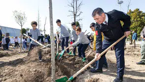 İzmir Kültürpark'ta 190 fidan dikildi, park yeşil bir nefes kazandı!