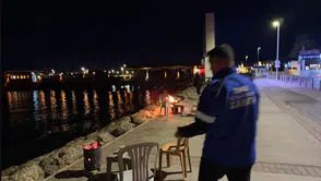 İzmir İnciraltı sahilinde “ateş parası” denetimi: Seyyar satıcılara zabıta müdahalesi