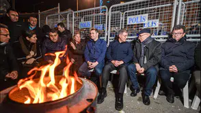 İzmir Meslek Fabrikası nöbeti gece boyunca sürdü: Cemil Tugay ve yurttaşlardan dayanışma mesajı