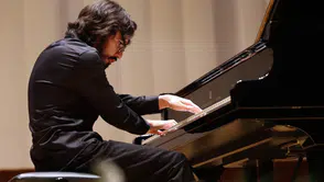 18 yaşındaki piyanist Eren Düzenli, İzmir’de sahnede büyüledi