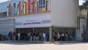 İzmir’in kütüphaneleri gençlerin yeni adresi oldu: Hem ders hem sosyalleşme alanı
