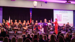 İzmir’de otizme dikkat çeken anlamlı konser: Kırmızı güllerle güçlü mesaj