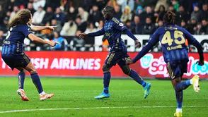 Fenerbahçe Kayseri’de gol olup yağdı: 4-0’lık galibiyetle zirve yarışı yeniden alevlendi