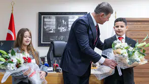 Cemil Tugay koltuğunu çocuklara devretti: İzmir’de 23 Nisan’a umut, barış ve güvenlik mesajı