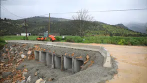 Milas’ta yağışla hasar gören köprü 26 saatte yeniden ulaşıma açıldı