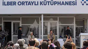 İZKİTAP’ta duygusal buluşma: İlber Ortaylı’nın kızı ve kız kardeşi okurlarla bir araya geldi