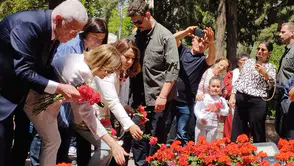 Dervişoğlu, Anneler Günü'nde Zübeyde Hanım Anıt Mezarı'nı ziyaret etti ve karanfil bıraktı