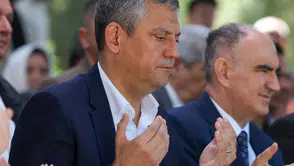 Soma faciasının 12’nci yılında hüzünlü anma: CHP lideri Özgür Özel 301 madenciyi kabirleri başında andı