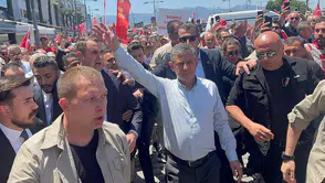 Özgür Özel İzmir’de konuştu: “CHP’yi de halkı da durduramazlar”